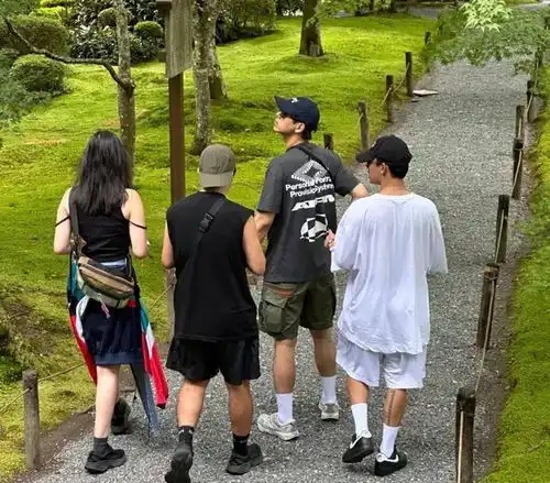  李现和好朋友日本旅游被偶遇,又高又帅,被夸很有少年感