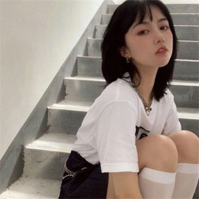  qq女生头像短发清新,笑得没心没肺的女人