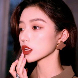  酷酷的女精致女生长发头像