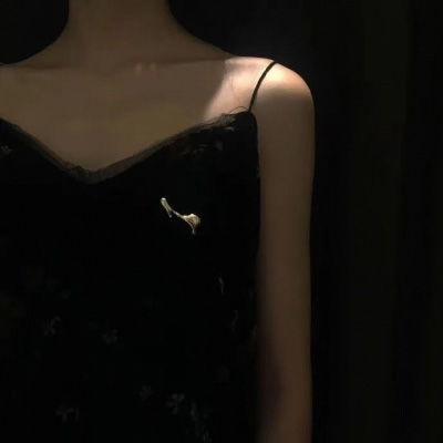  妩媚女人头像骚气露肩吊带妩媚妖娆的女人头像