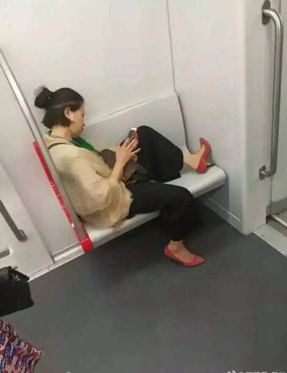  丢人现眼合肥这对情侣出名了在公共场所做不雅动作,被视频监控拍下