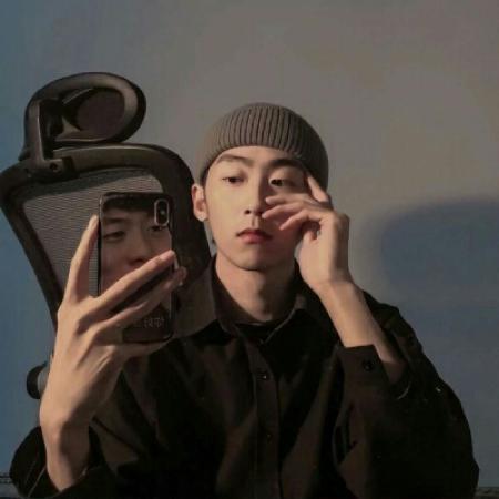  2020帅气男生头像手机控对着镜子