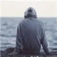  找一个男生看海的头像穿蓝色衣服的也不是绿色衣服的之前也见过有两个人那样看海挺经典的那个头像就像我发的图那样