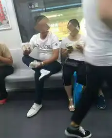  丢人现眼合肥这对情侣出名了在公共场所做不雅动作,被视频监控拍下