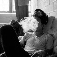  黑白男生抽烟头像,抽的不是烟,是伤心