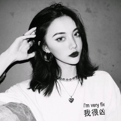  简单大方迷人美女头像,比较适合学生选择的