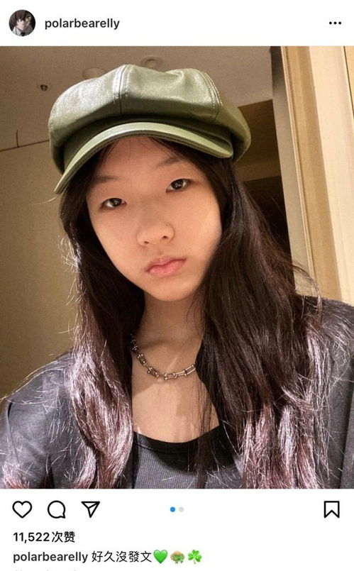  小s大女儿晒自拍秀锁骨蚂蚁腰