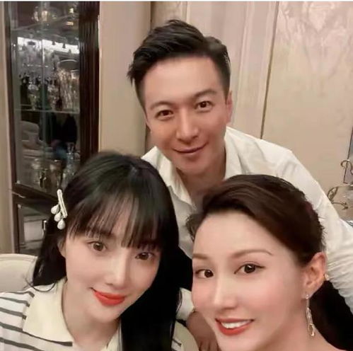  李小璐晒出全家福,女儿甜馨微笑着看镜头,长的像爸爸贾乃亮