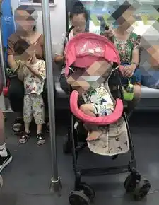  情侣地铁口现不雅行为网友你们是泰迪吗