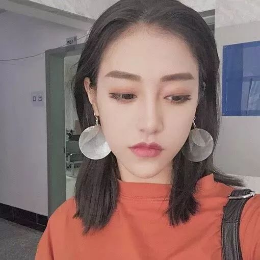  选对发型黑发也可以很洋气
