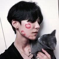  男人抱猫的高清头像暖男抱猫黑白头像