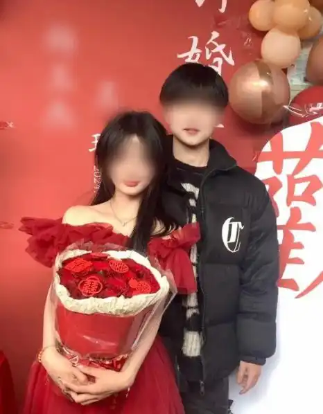  广西一男子和18岁大二女生订婚,男子笑称不给她逃跑的机会