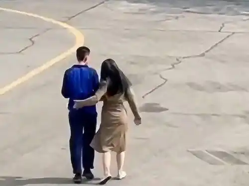  娶不到老婆是彩礼太高这对情侣的见面场景,暗示着有另一种可能