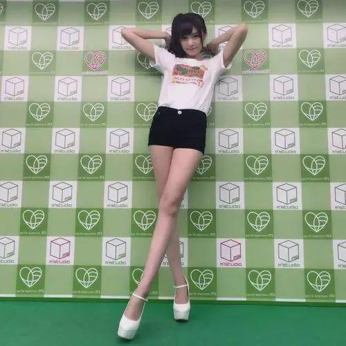  桥本有菜逆袭成顶流女星,修长美腿惊艳四座,jk风穿搭引爆话题