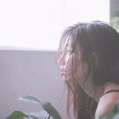女生头像伤感树下侧脸