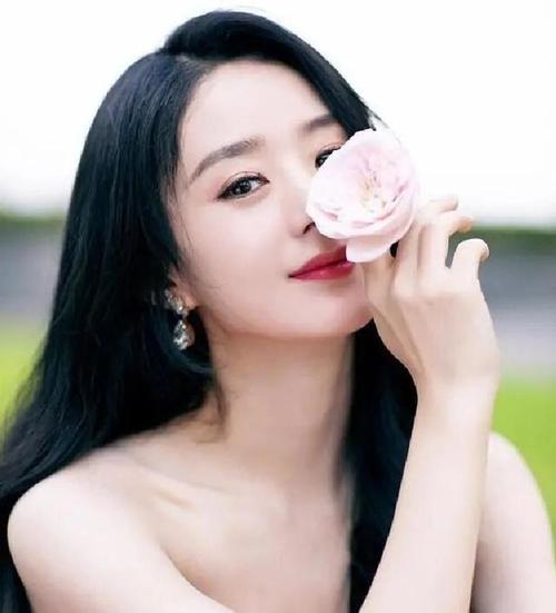 赵丽颖放弃清纯感真美,穿粉裙拍大片,腰部曲线流畅让人心动