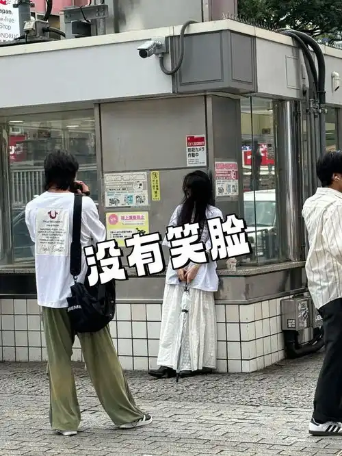  徐璐和男友日本旅游,真人瘪嘴暴瘦不到90斤,对男友大呼小叫