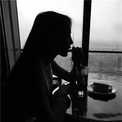  女生霸气高冷的头像眼神中带着伤感经历多少委屈才有一身脾气