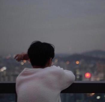  叔叔让弟弟去小房间写作业,然后从背后抱住了我