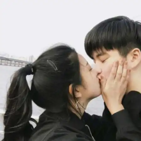  秀恩爱情侣头像真人,情侣恩爱甜蜜头像双人