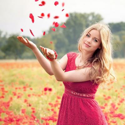  花丛中美女图片头像,花海中的美女图片做头像很好