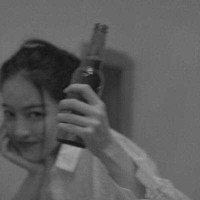  男生有时是不懂女生的忧伤,黑白女生头像伤感侧面头像