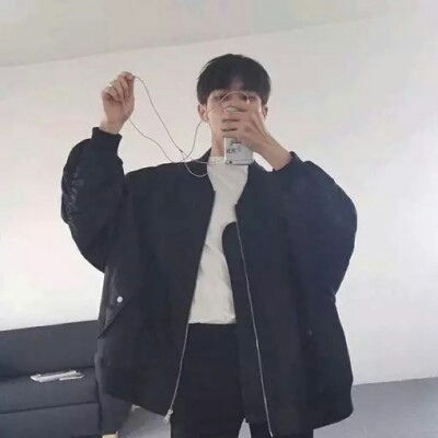  好看的头像男手机控,风情万种的男人