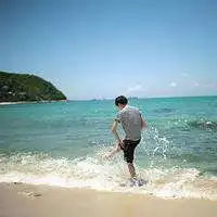 海边男生孤独背影头像