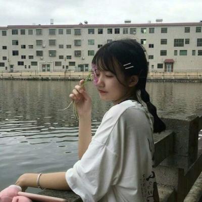  qq甜到想恋爱的句子,不和我聊天是怕我偷你表情包吗