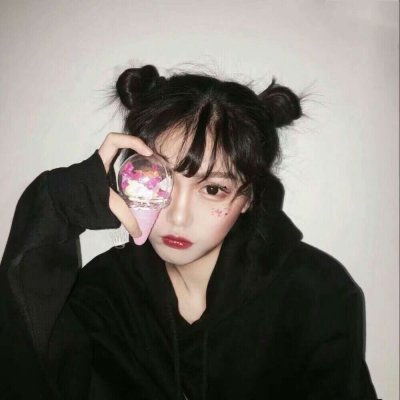  可啊扎辫子小女生头像
