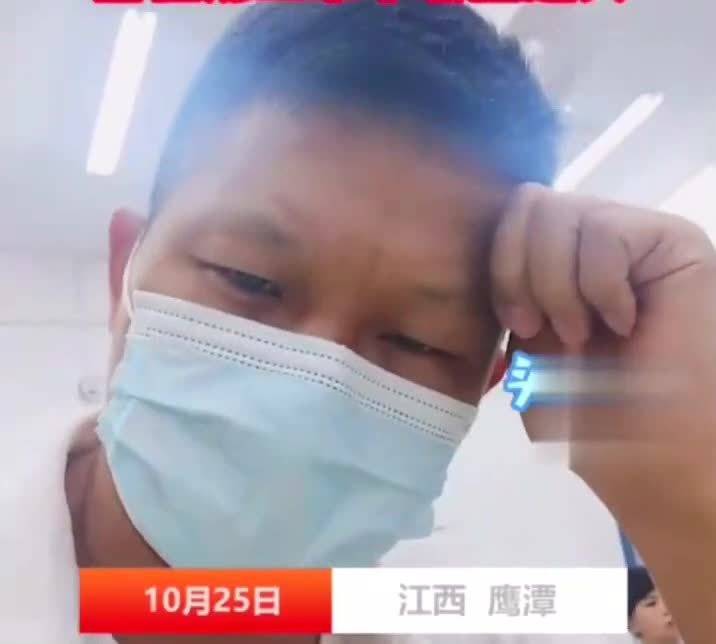  男子去开孩子的家长会,发现台上老师是以前的学生,全程戴口罩不敢抬起头