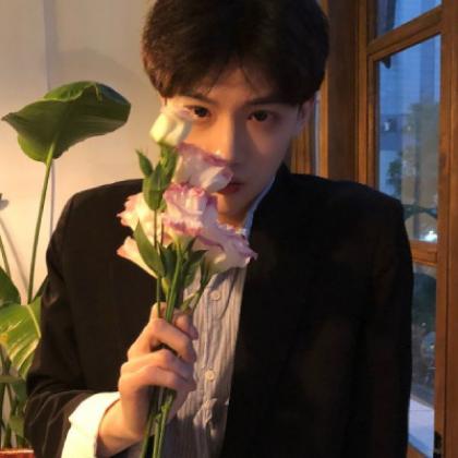  帅气伤感的男生头像,连伤心的样子都这么好看了