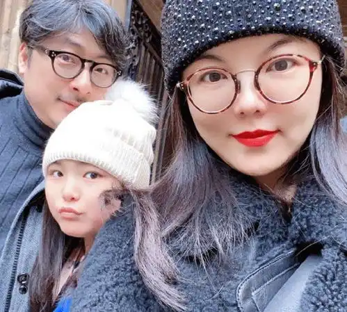  疑似李湘意中人曝光,穿白色情侣装身材偏瘦,网友领证去