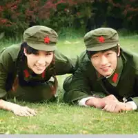 军人情侣头像一左一右老