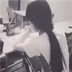 黑白头像男生背影
