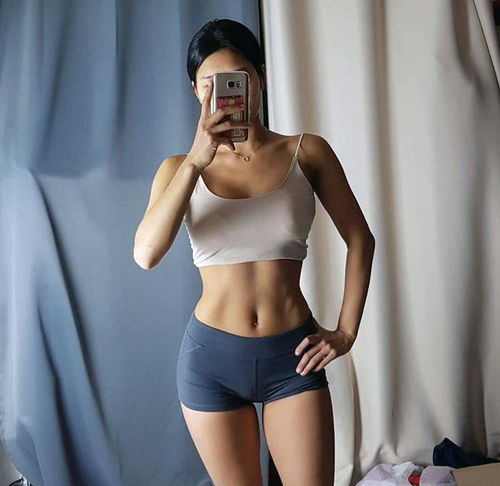  她身材练得超级棒,力量训练毫不含糊,是一名背影女神