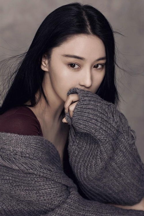  冬日温情气质长发美女,仙衣飘然,淡雅随性