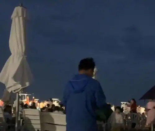  游客质疑某景区乱收费,下雨撑伞竟额外收费200,景区不可能