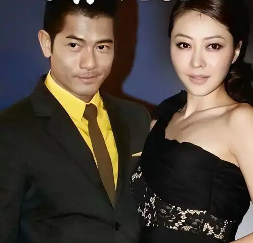 熊黛林豪门老公新年晒全家福,双胞胎女儿出镜,长相颜值大不同