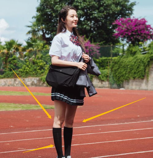  吉娜更博晒夫妻制服照,照片放大三倍,吉娜这腿型是认真的吗