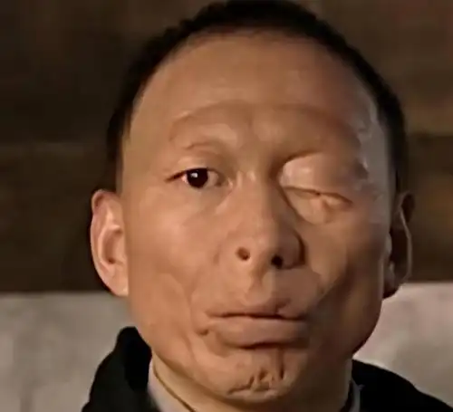  小眼睛矮个子长得难看还能娶美娇妻,演艺圈这3位丑男凭啥