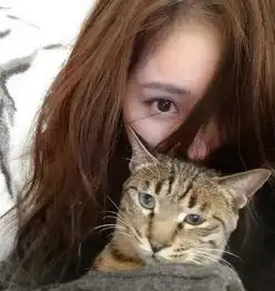  杨幂抱爱猫自拍称被咬头发挡住半边脸