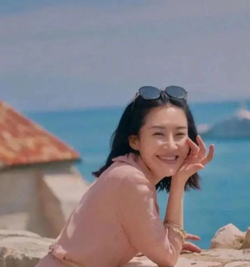  许晴二次发育了穿白衣热裤身材前凸后翘,55岁素颜美极了