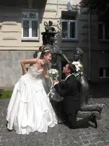  乌克兰一对情侣模仿雕像求婚
