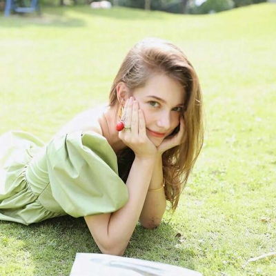  好看的欧美女生头像,大气又不失甜美女人味的