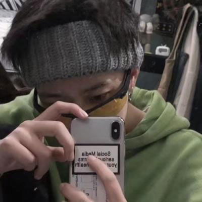  手机挡脸帅哥图片头像男生手机控挡脸帅气
