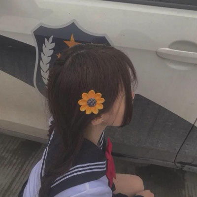  头像女生背影伤感孤单海是孤单的泪