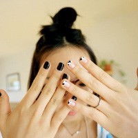  2017伤感女生头像我用手臂遮住脸颊