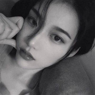  黑白女生头像伤感高清,连伤心的样子都这样的美丽