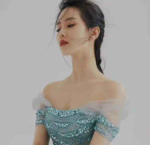  摄影师对刘诗诗说,你这绿裙子真是漂亮又精致